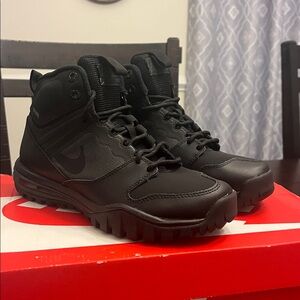 Nike Dual Fusion Hills Mid Boots 685621 020 H20 repel black Youth GS Boys Size 4